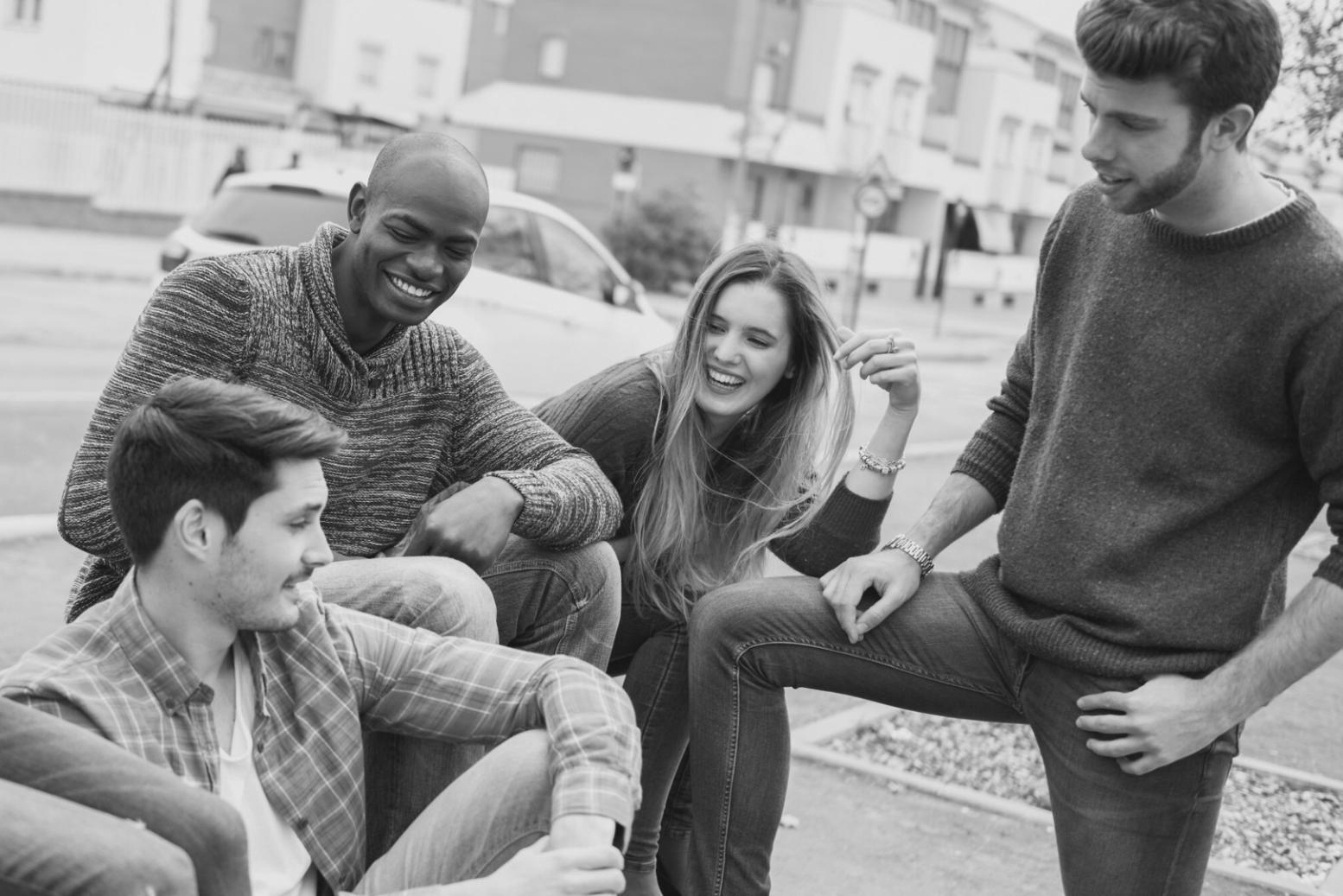 Arbeitsplatz mit Analysewerkzeugen und Finanzunterlagen