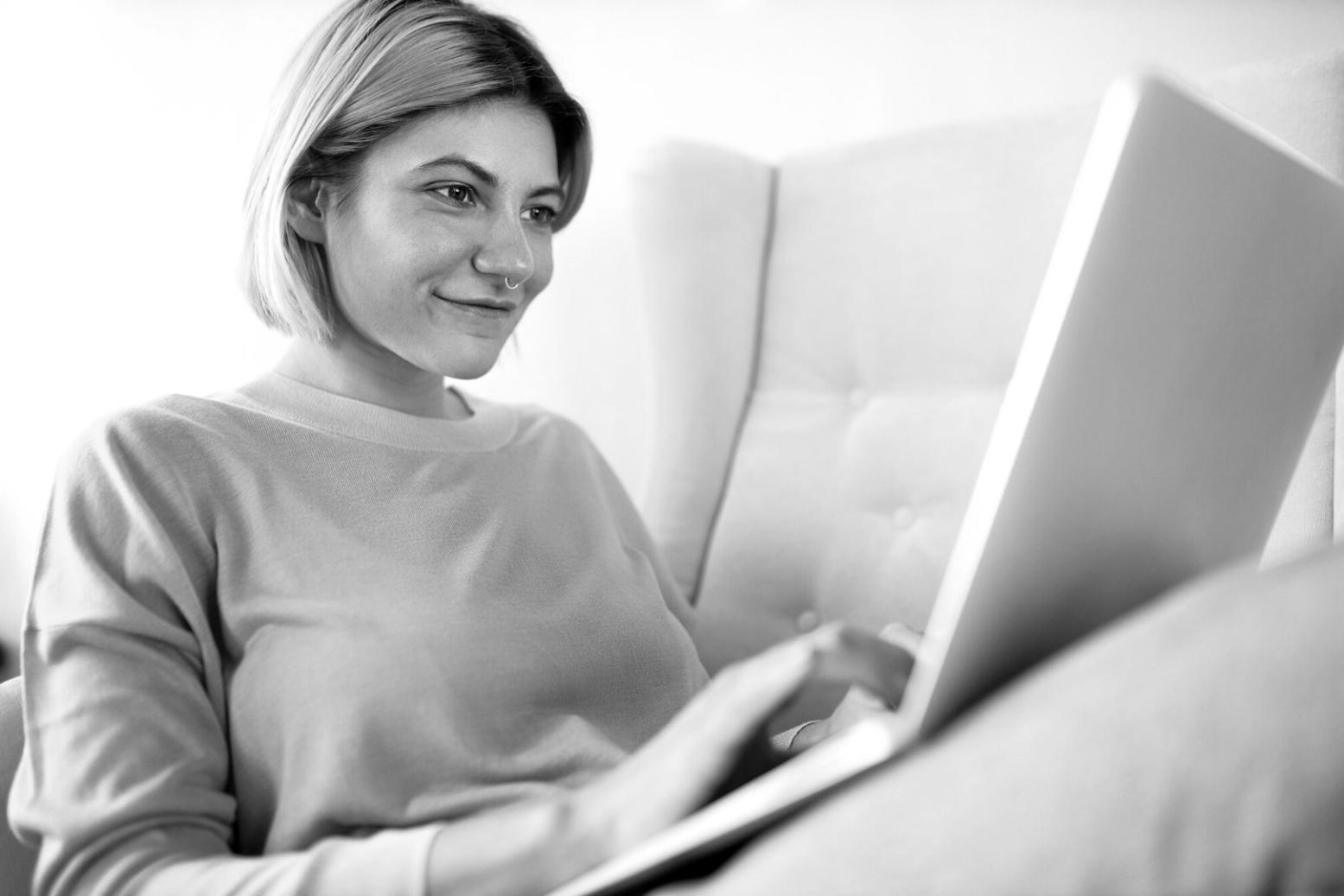 Arbeitsumgebung mit Finanzanalysen und Strategiedokumenten